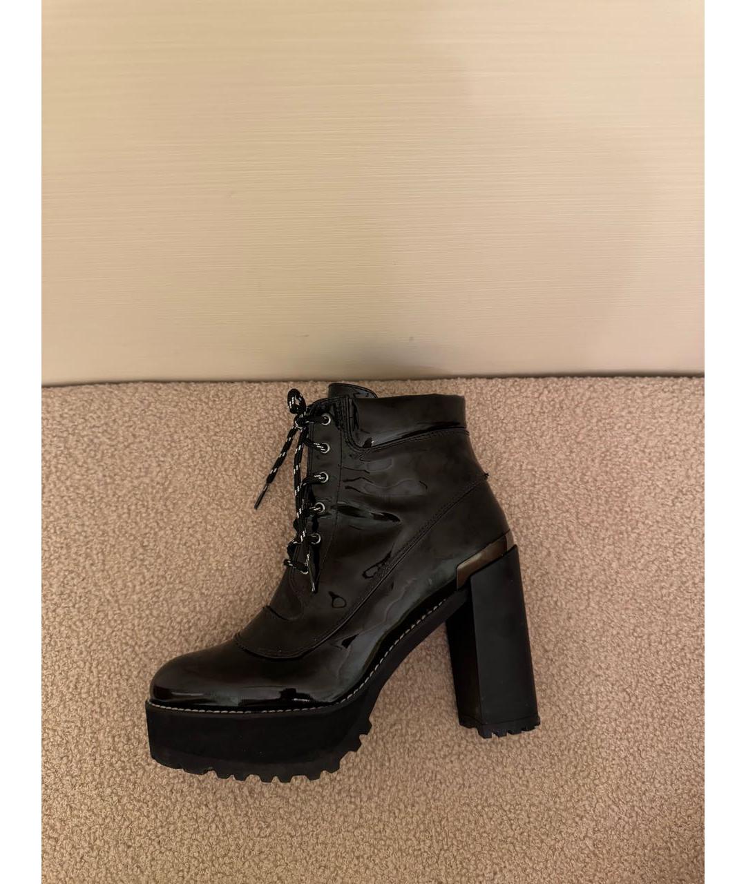 STUART WEITZMAN Черные ботильоны из лакированной кожи, фото 5