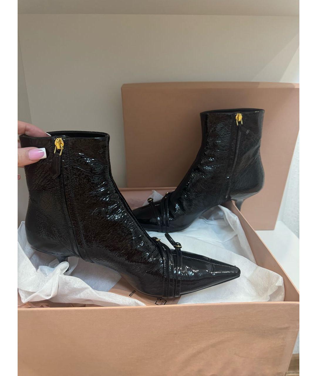 MIU MIU Черные ботильоны из лакированной кожи, фото 5