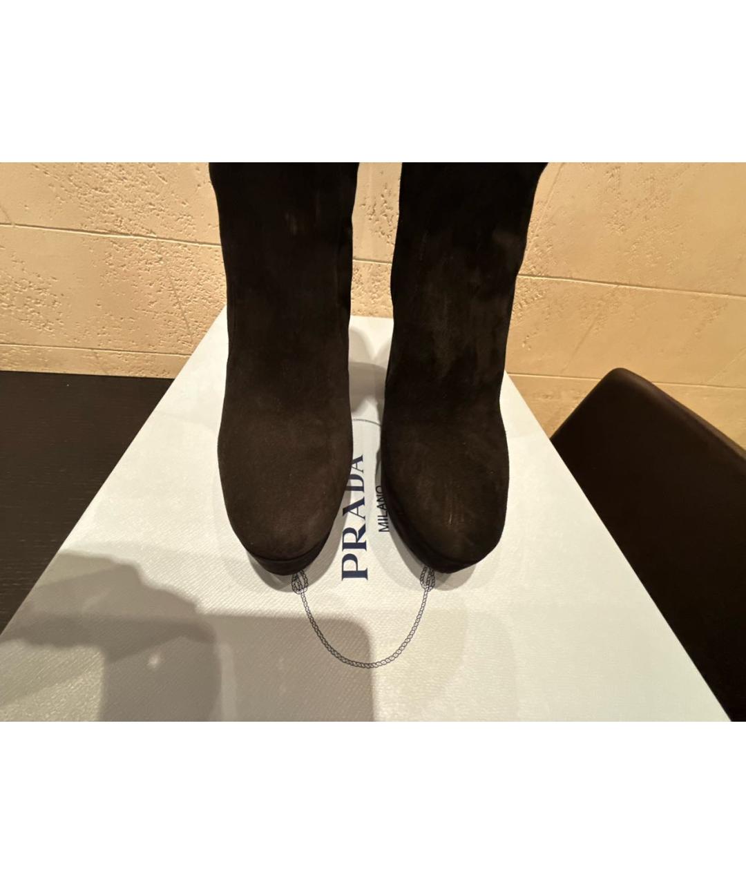 PRADA Черные замшевые сапоги, фото 3