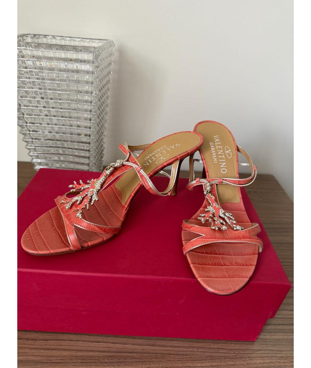 VALENTINO GARAVANI Коралловые кожаные босоножки, фото 2