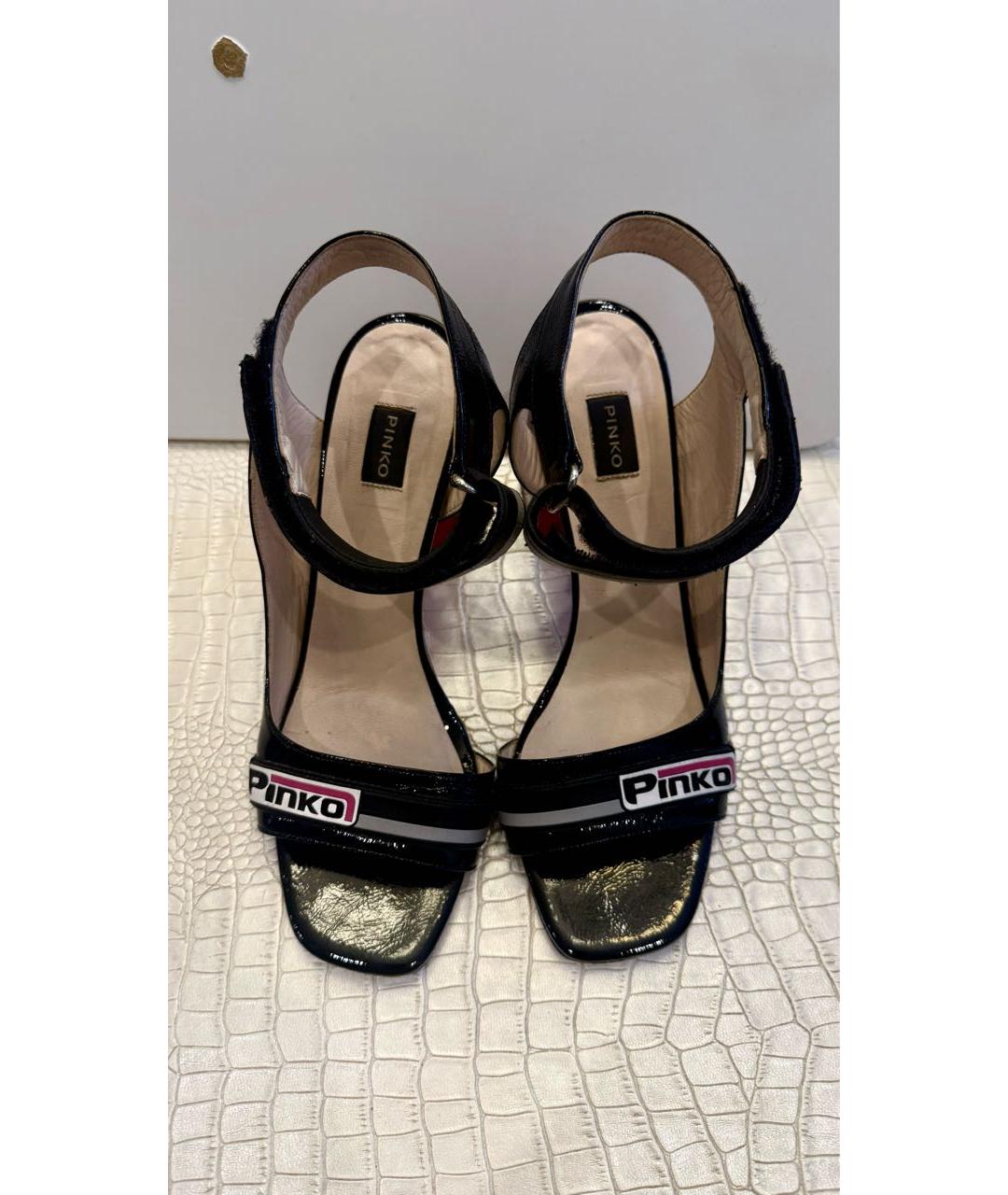 PINKO Черные босоножки из лакированной кожи, фото 2