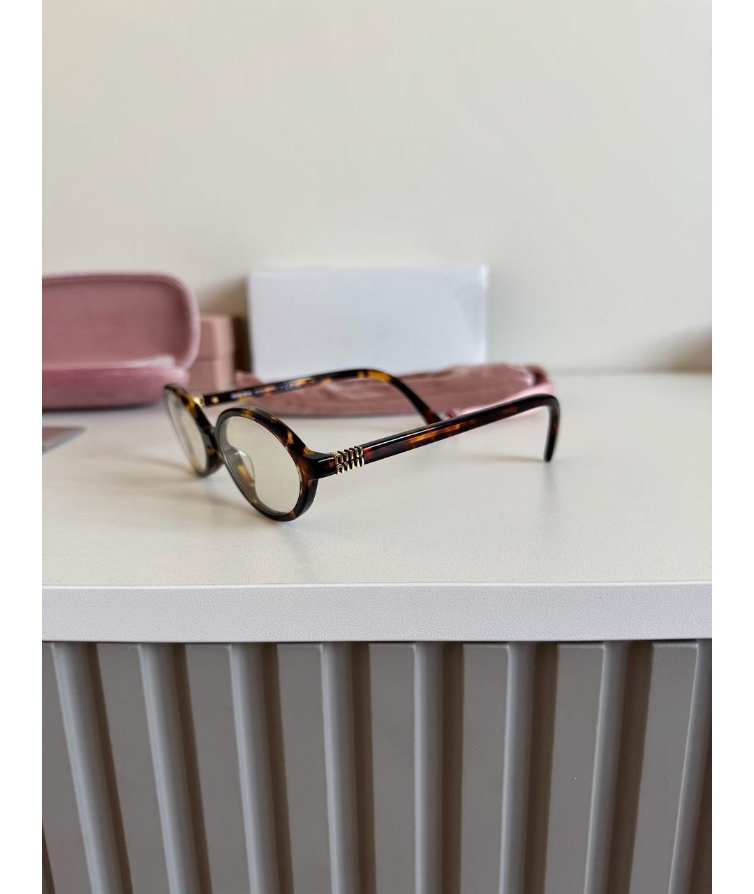 MIU MIU Коричневые пластиковые солнцезащитные очки, фото 4