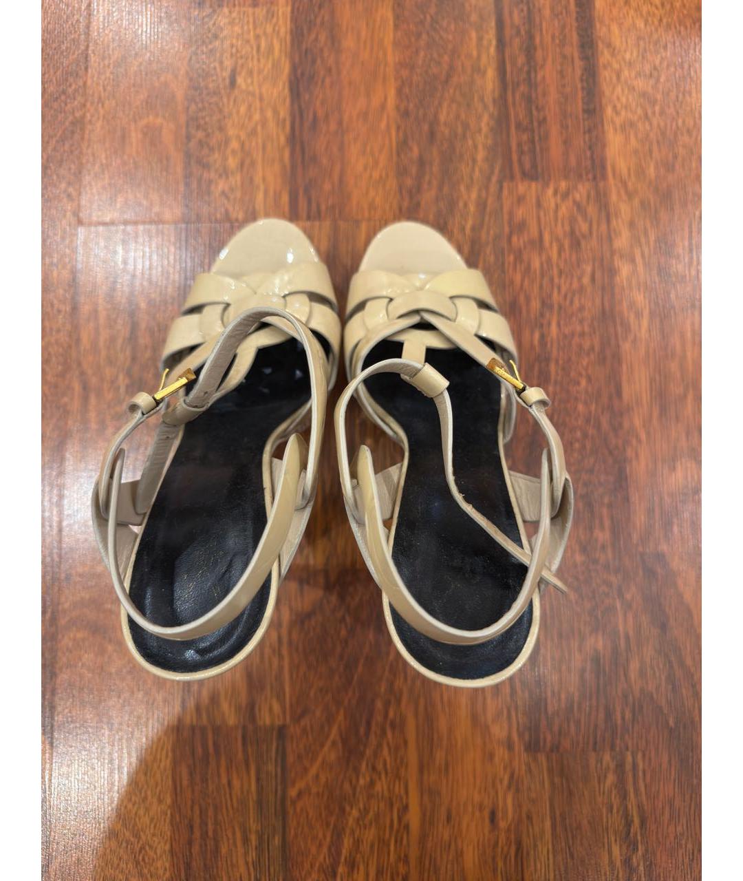 SAINT LAURENT Бежевые босоножки из лакированной кожи, фото 4