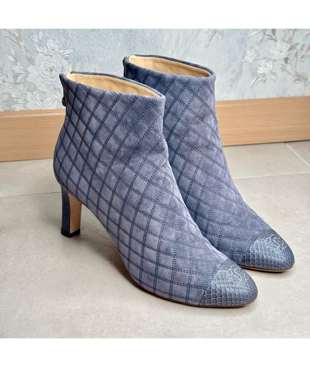 CHANEL Серые замшевые ботильоны, фото 3