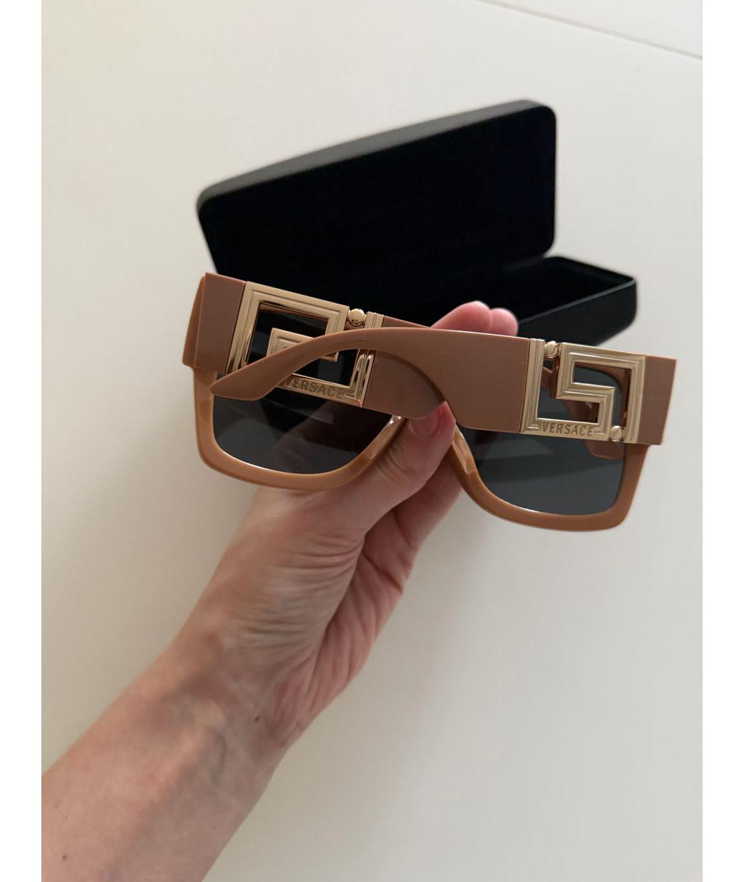 VERSACE Бежевые пластиковые солнцезащитные очки, фото 2