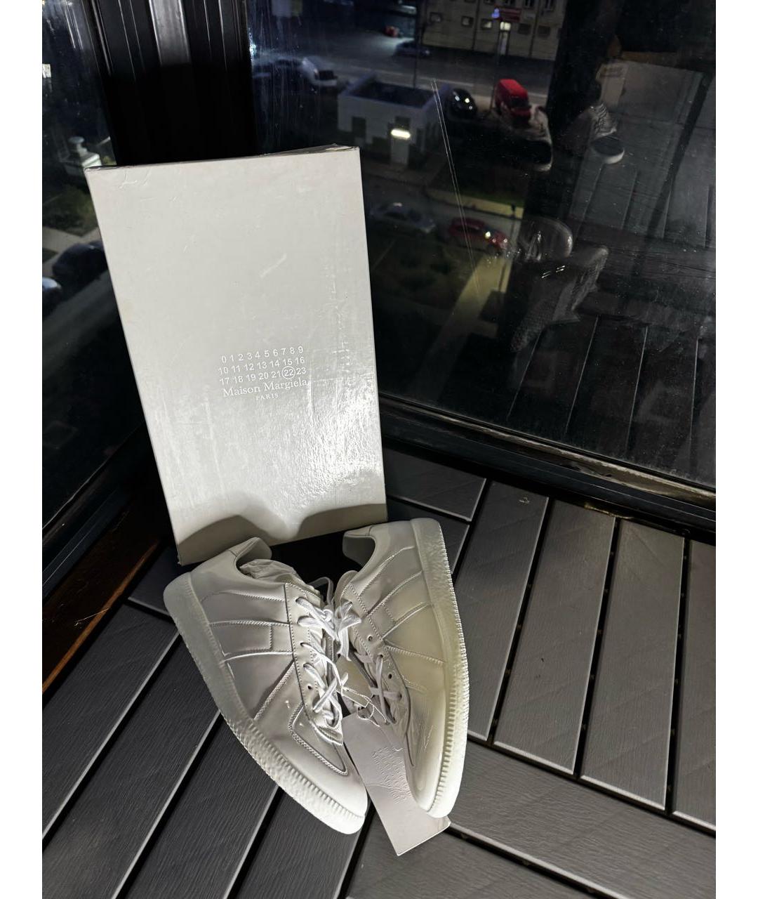 MAISON MARGIELA Белые низкие кроссовки / кеды из лакированной кожи, фото 3