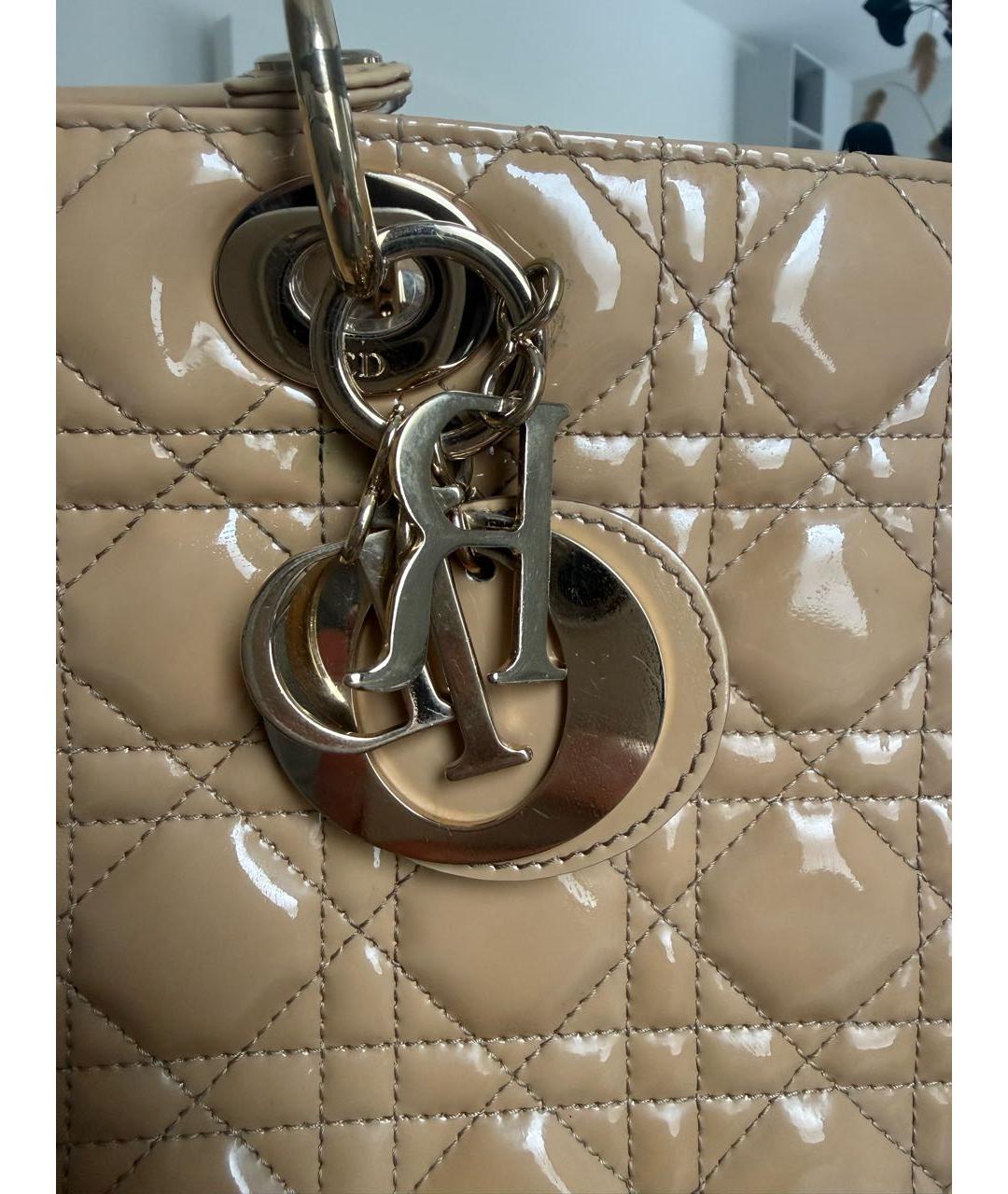 CHRISTIAN DIOR Бежевая сумка тоут из лакированной кожи, фото 5