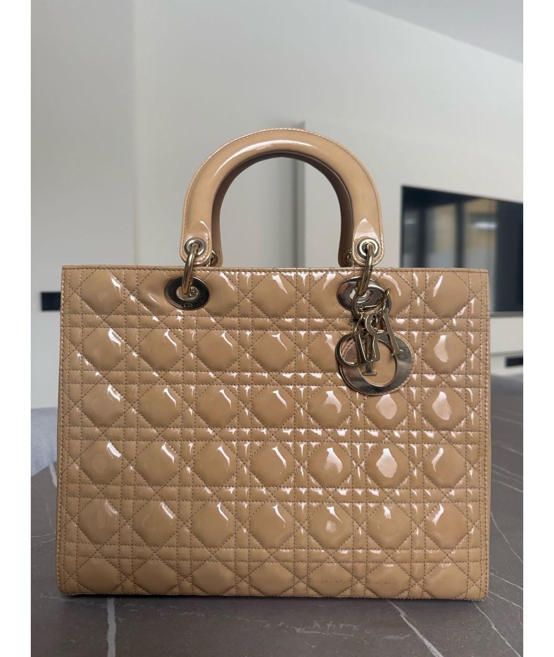 CHRISTIAN DIOR Бежевая сумка тоут из лакированной кожи, фото 9