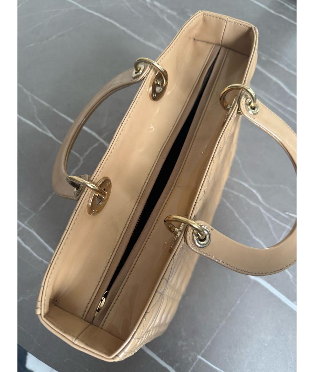 CHRISTIAN DIOR Бежевая сумка тоут из лакированной кожи, фото 4