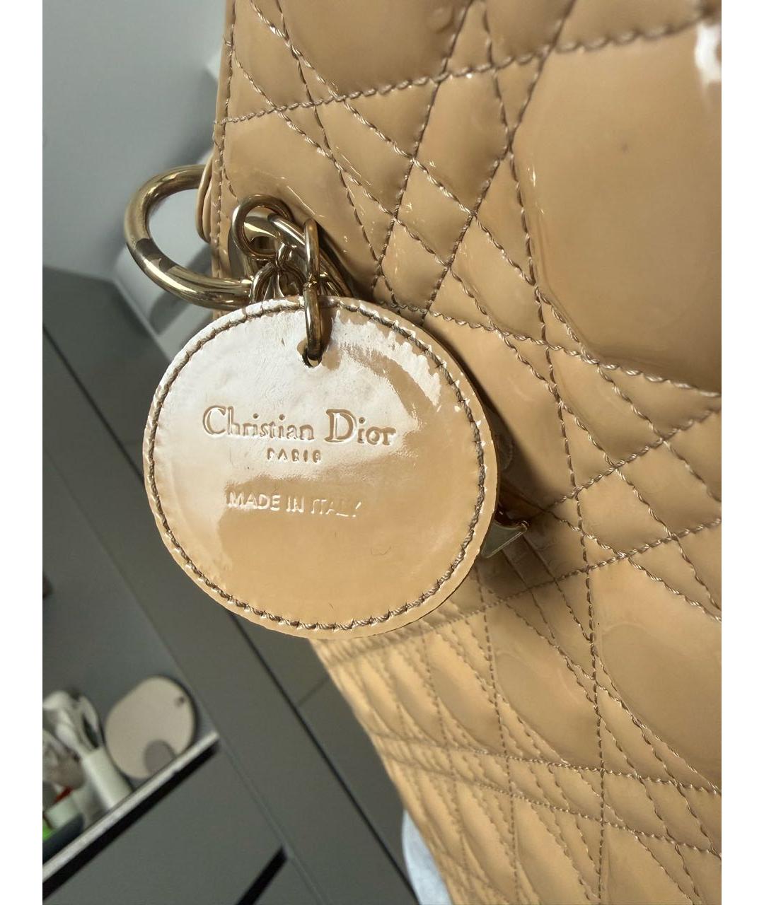 CHRISTIAN DIOR Бежевая сумка тоут из лакированной кожи, фото 6