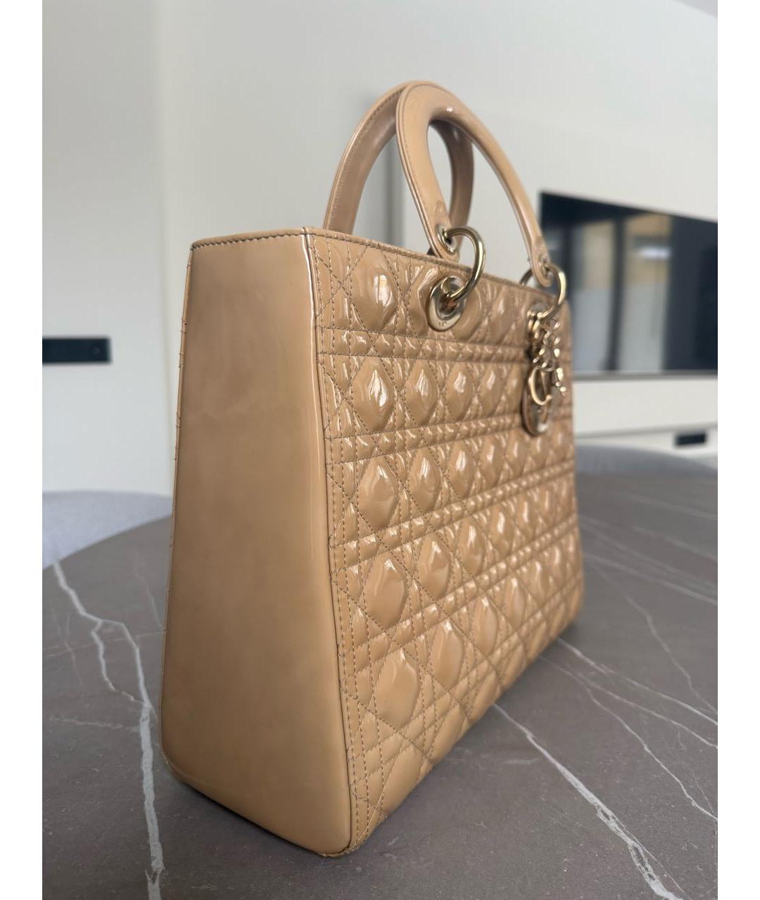 CHRISTIAN DIOR Бежевая сумка тоут из лакированной кожи, фото 2