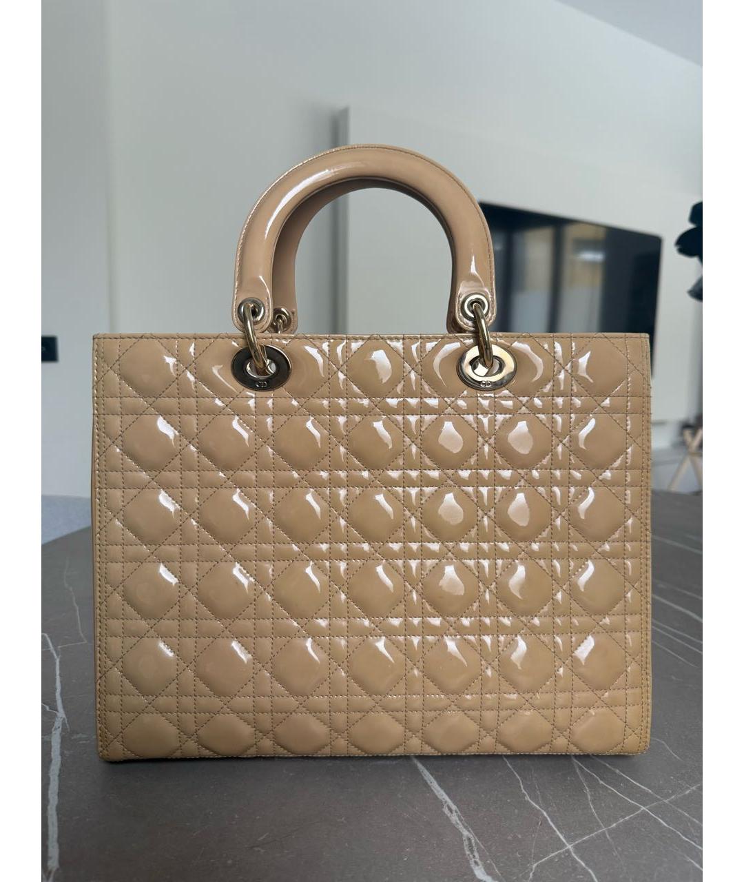 CHRISTIAN DIOR Бежевая сумка тоут из лакированной кожи, фото 3