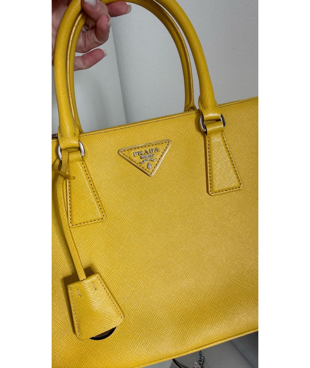 PRADA Желтая кожаная сумка с короткими ручками, фото 6