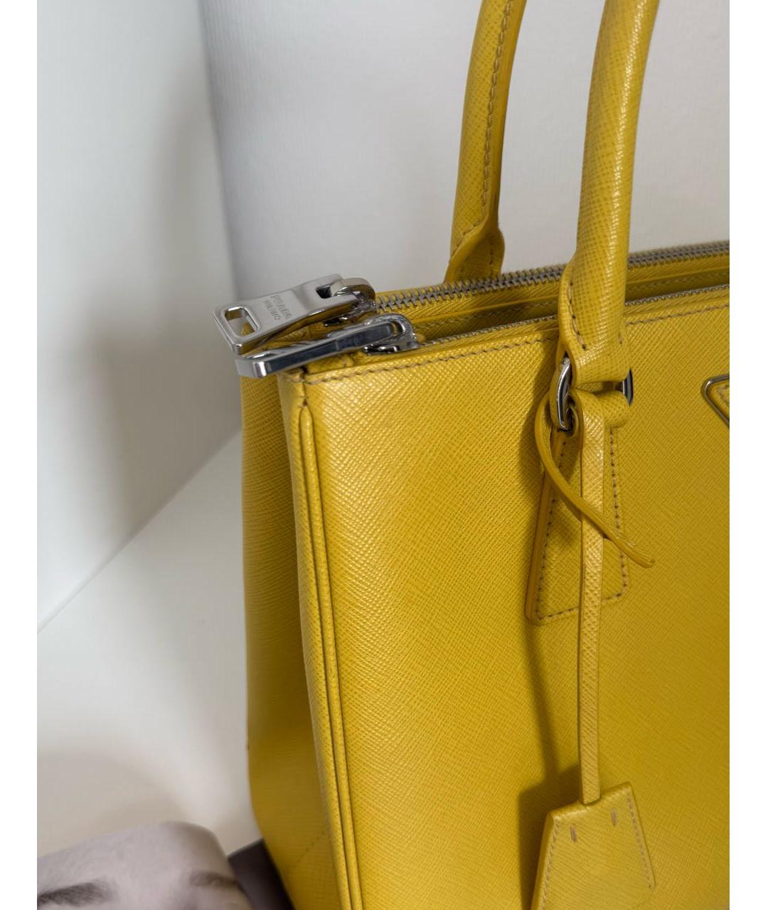 PRADA Желтая кожаная сумка с короткими ручками, фото 5