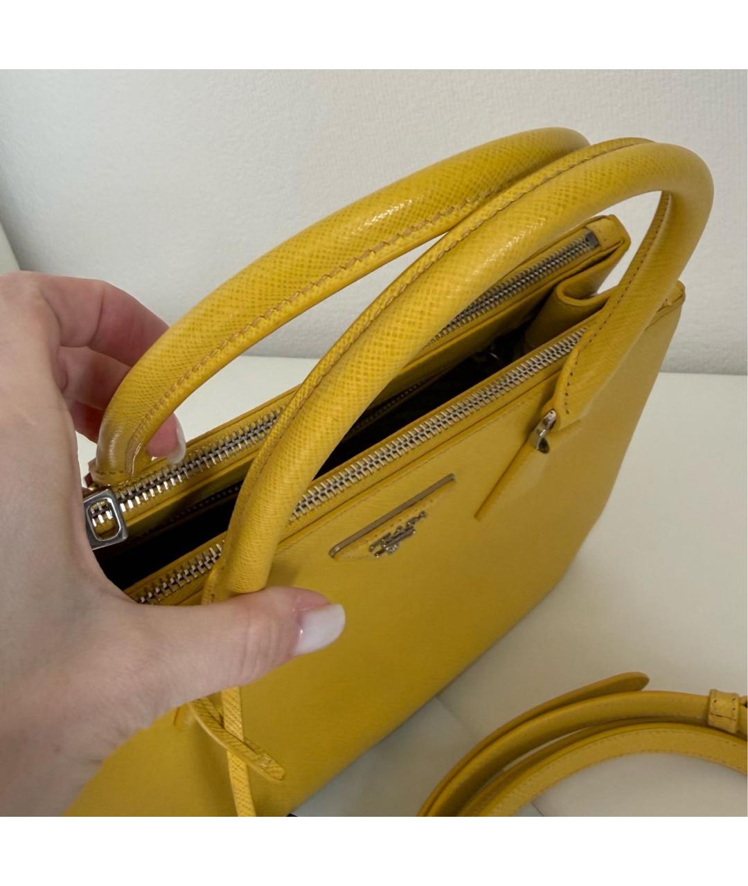 PRADA Желтая кожаная сумка с короткими ручками, фото 4