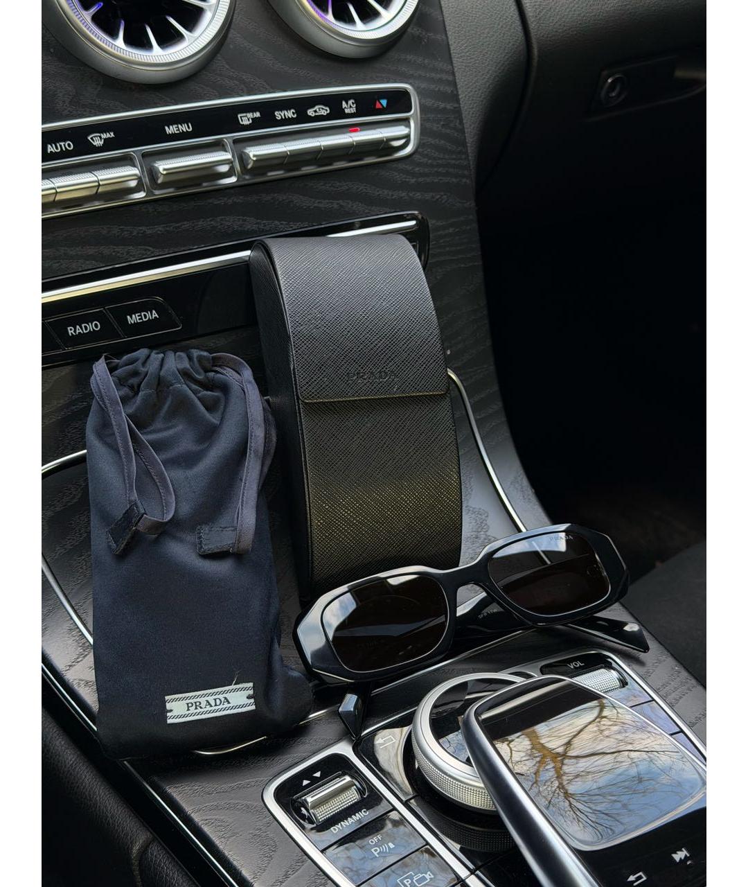 PRADA Черные пластиковые солнцезащитные очки, фото 3