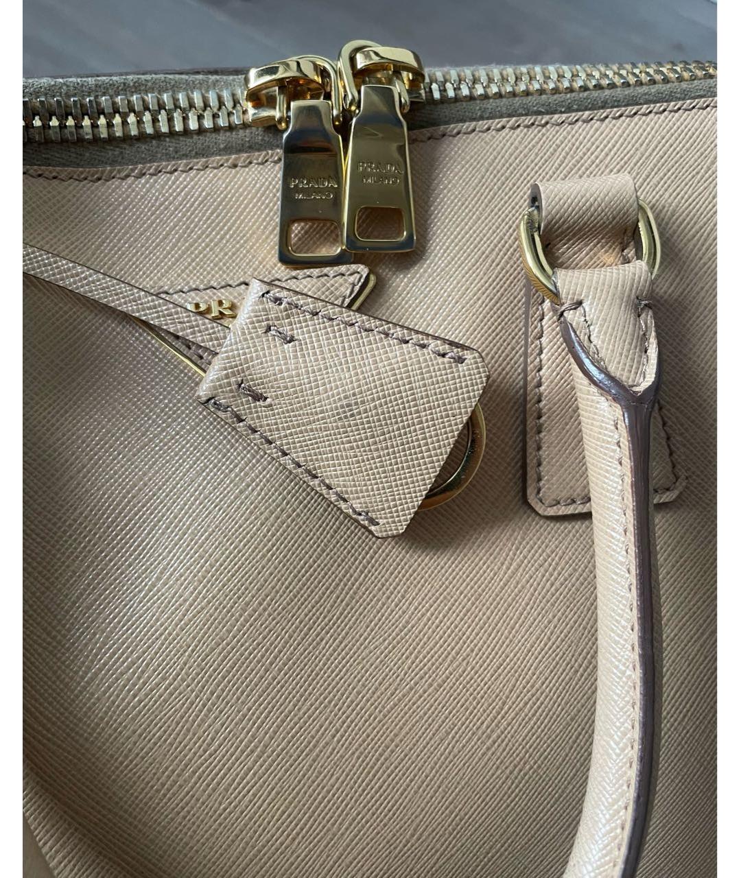 PRADA Бежевая кожаная сумка с короткими ручками, фото 6