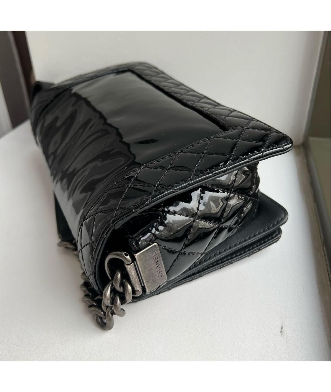 CHANEL Черная сумка через плечо из лакированной кожи, фото 6