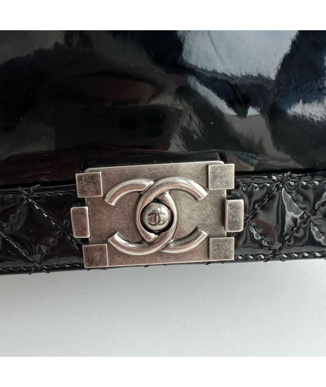 CHANEL Черная сумка через плечо из лакированной кожи, фото 3