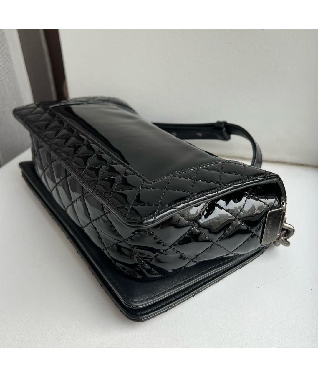CHANEL Черная сумка через плечо из лакированной кожи, фото 5