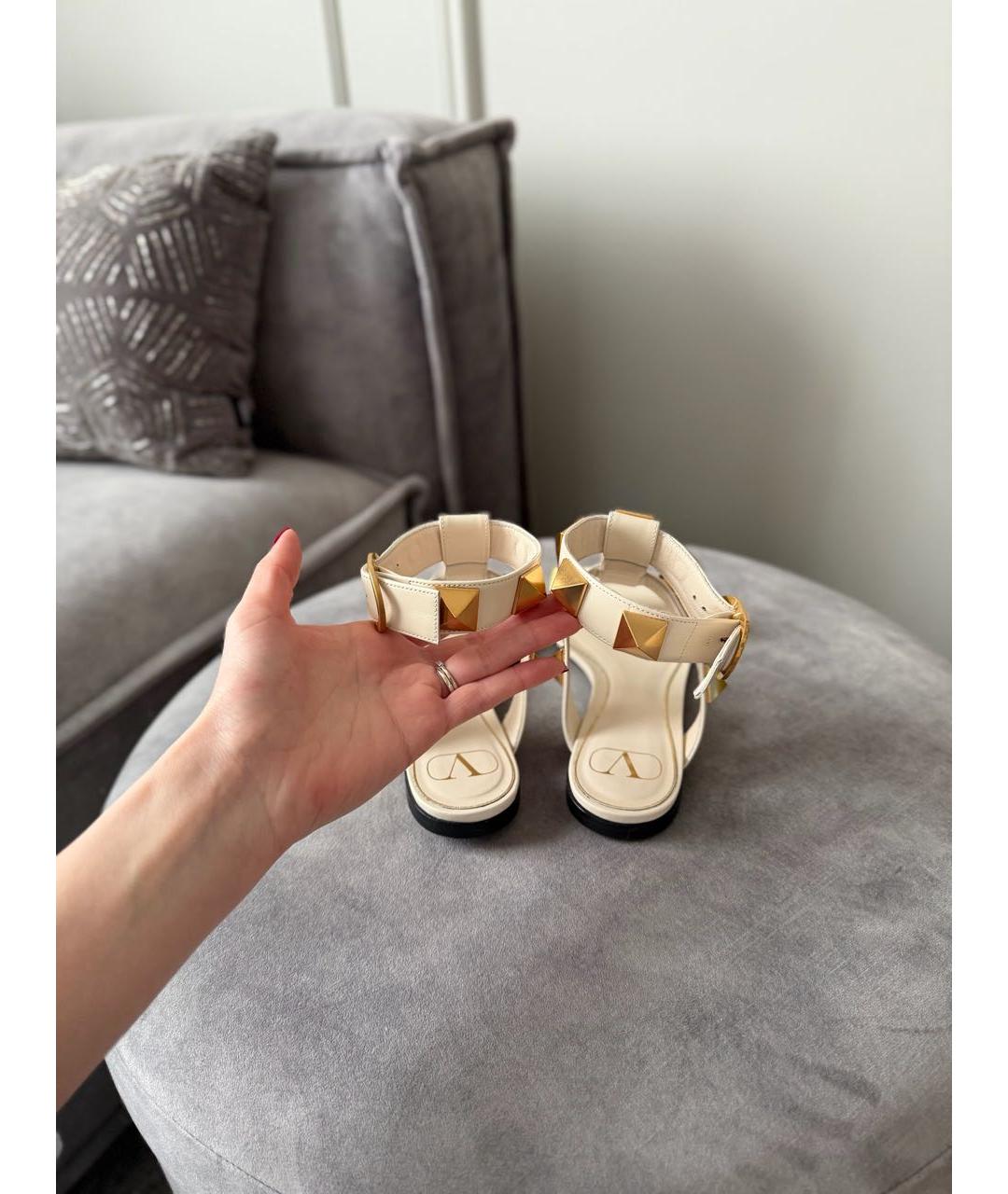VALENTINO Бежевые кожаные сандалии, фото 4