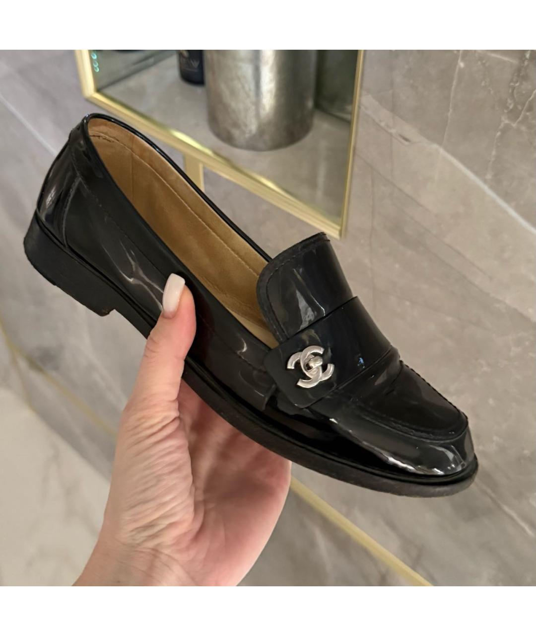 CHANEL Черные лоферы из лакированной кожи, фото 2