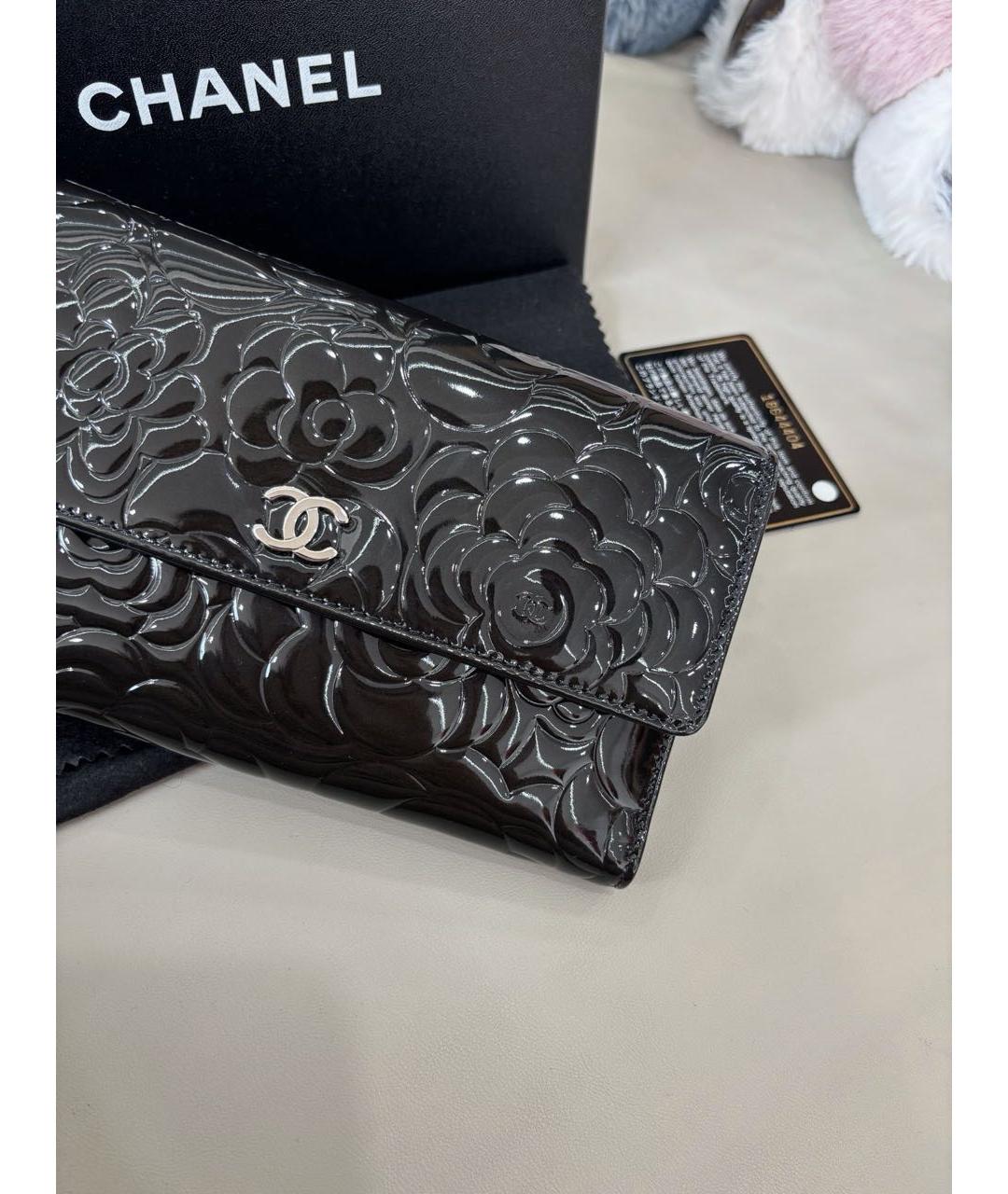 CHANEL Черный кошелек из лакированной кожи, фото 5