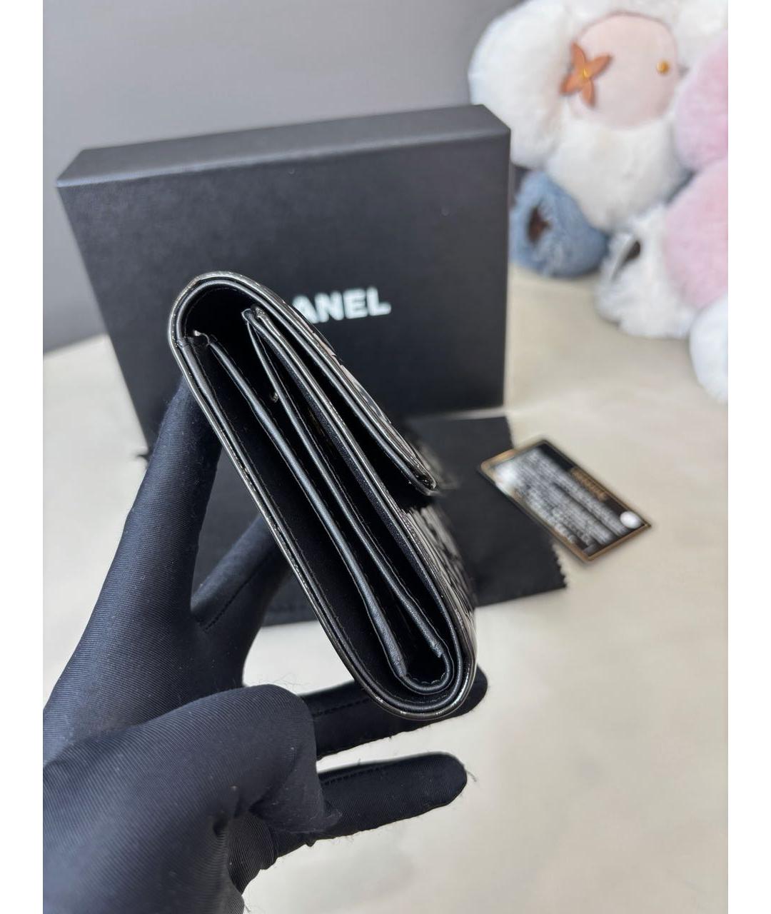 CHANEL Черный кошелек из лакированной кожи, фото 3