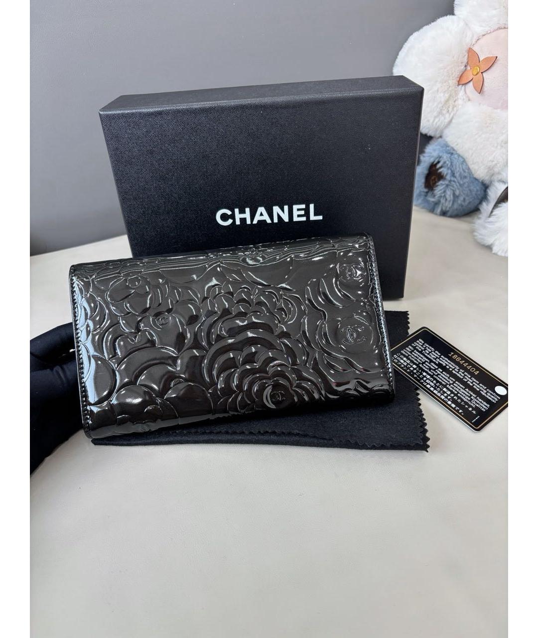 CHANEL Черный кошелек из лакированной кожи, фото 4
