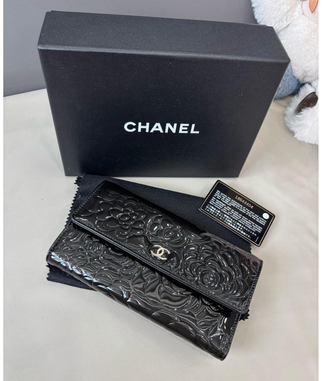 CHANEL Черный кошелек из лакированной кожи, фото 2