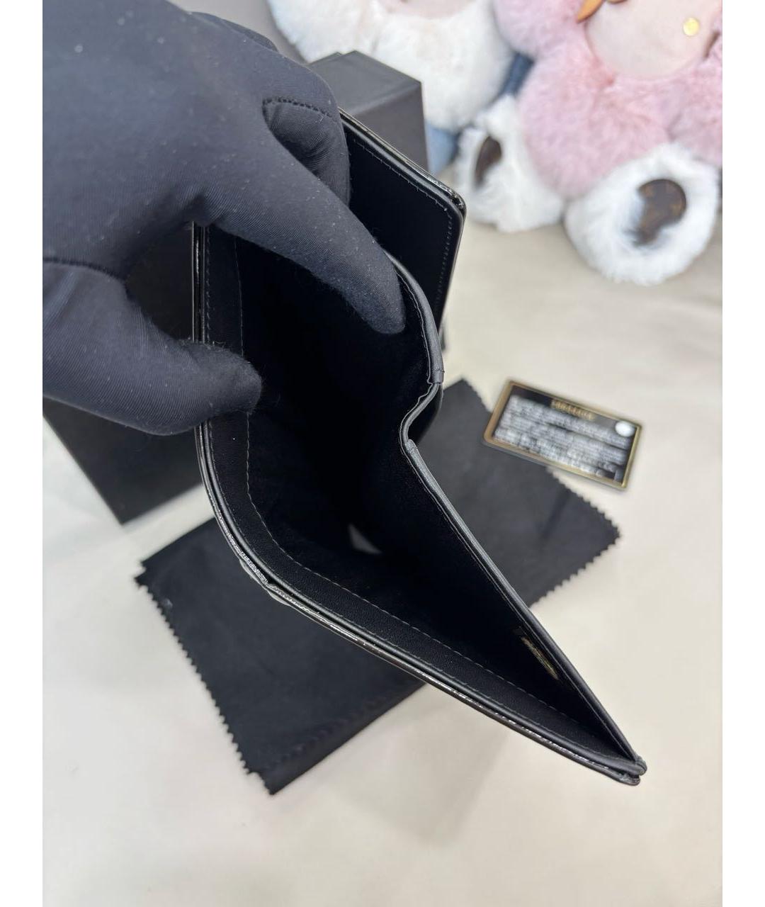 CHANEL Черный кошелек из лакированной кожи, фото 7