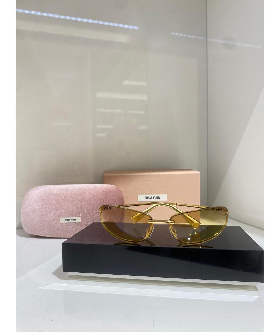 MIU MIU Золотые солнцезащитные очки, фото 2