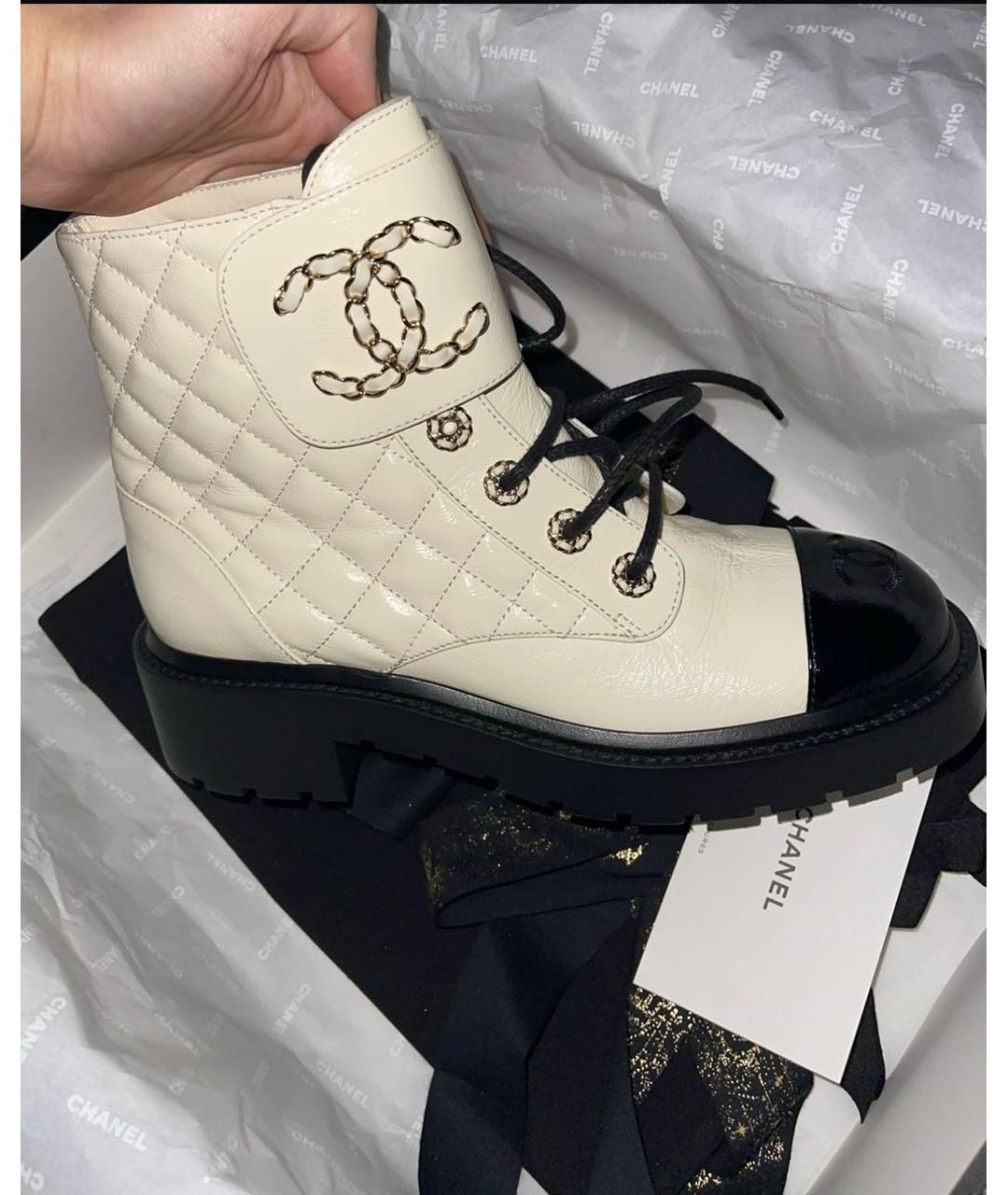 CHANEL Белые ботинки из лакированной кожи, фото 4