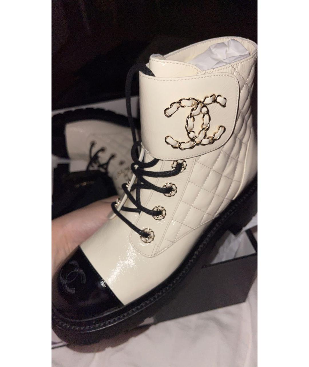 CHANEL Белые ботинки из лакированной кожи, фото 2