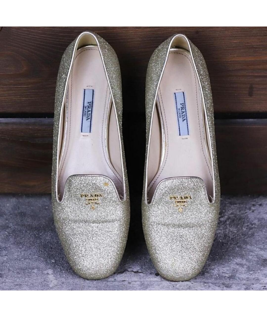 PRADA Золотые кожаные лоферы, фото 3