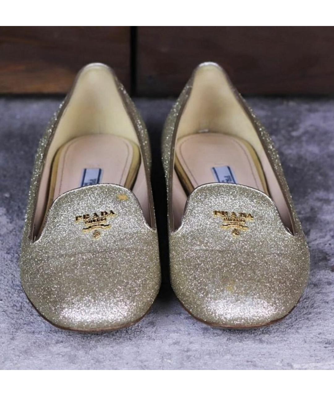 PRADA Золотые кожаные лоферы, фото 2