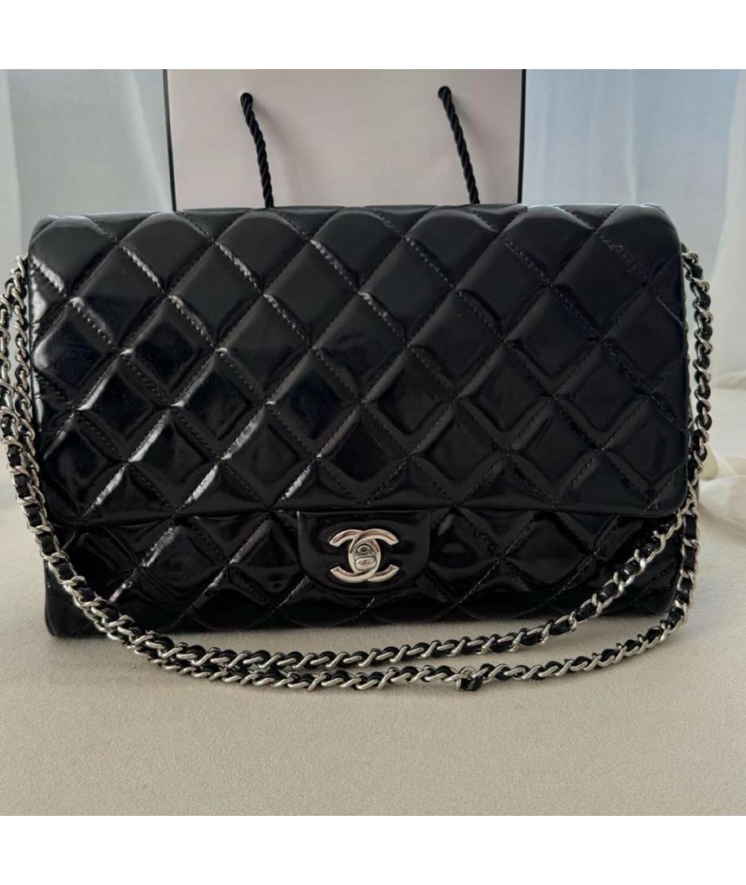 CHANEL Черная сумка через плечо из лакированной кожи, фото 2