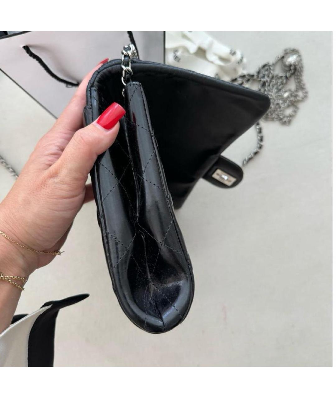 CHANEL Черная сумка через плечо из лакированной кожи, фото 5