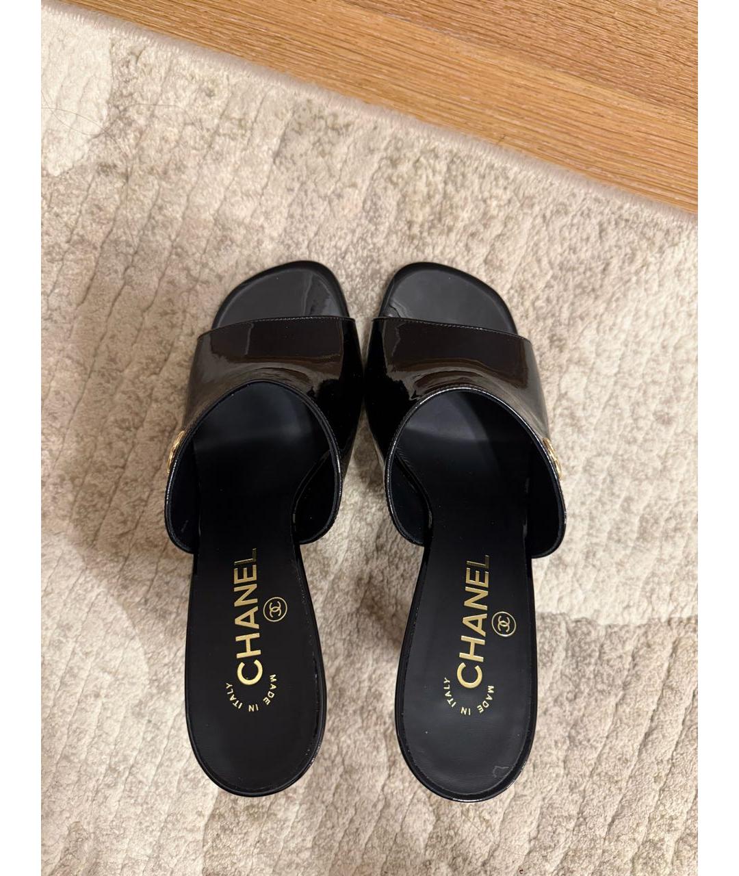 CHANEL Черные мюли из лакированной кожи, фото 3