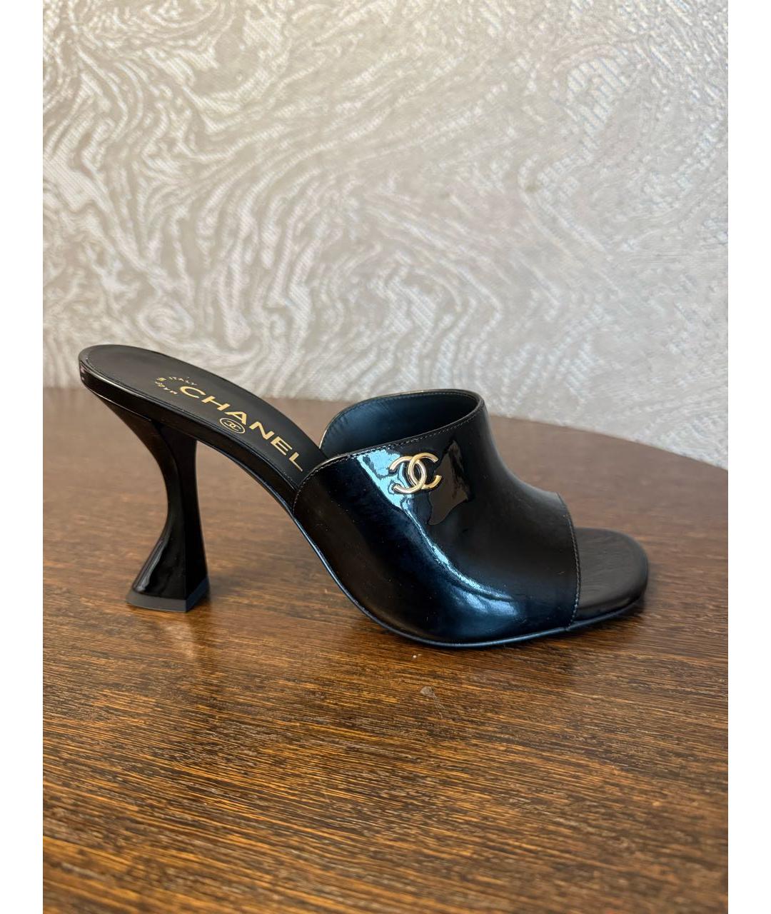 CHANEL Черные мюли из лакированной кожи, фото 5