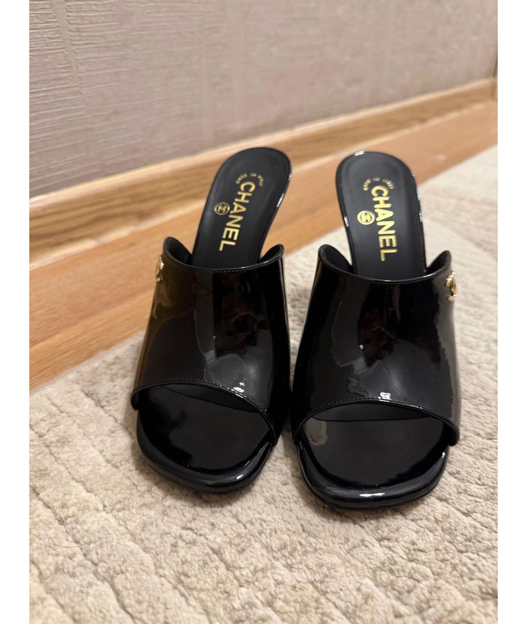 CHANEL Черные мюли из лакированной кожи, фото 2