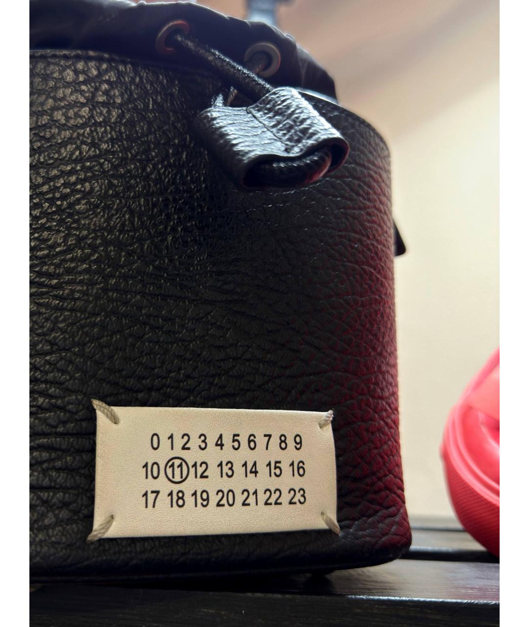 MAISON MARGIELA Черная кожаная сумка с короткими ручками, фото 6