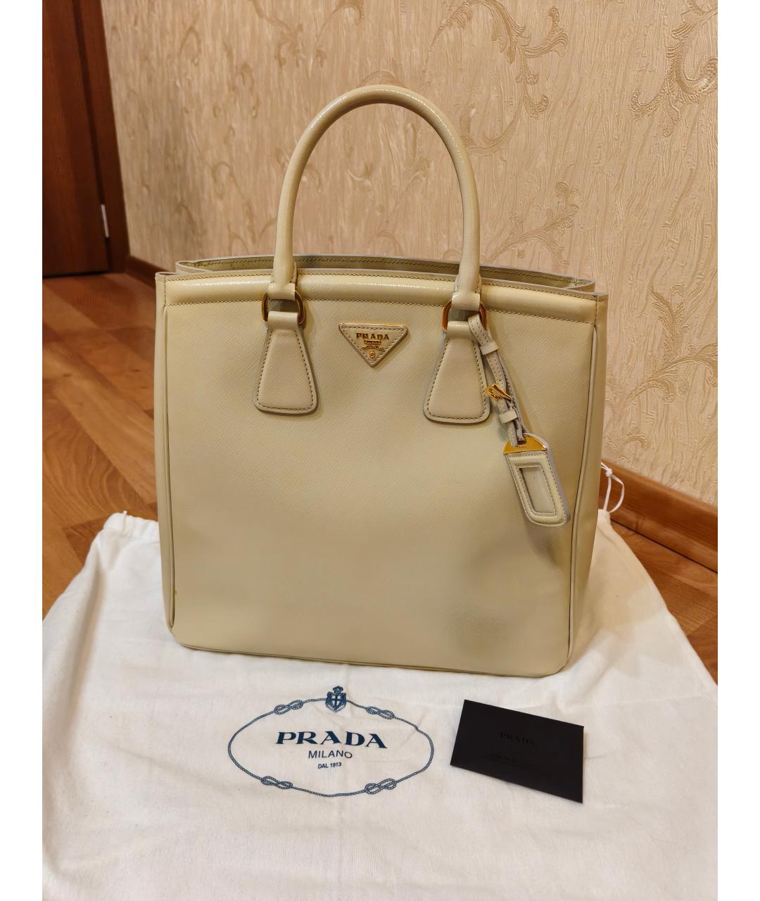 PRADA Бежевая сумка с короткими ручками из лакированной кожи, фото 7