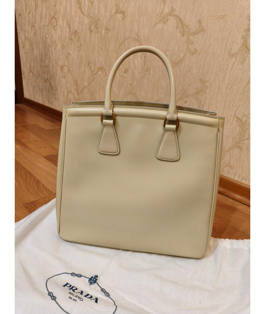 PRADA Бежевая сумка с короткими ручками из лакированной кожи, фото 2