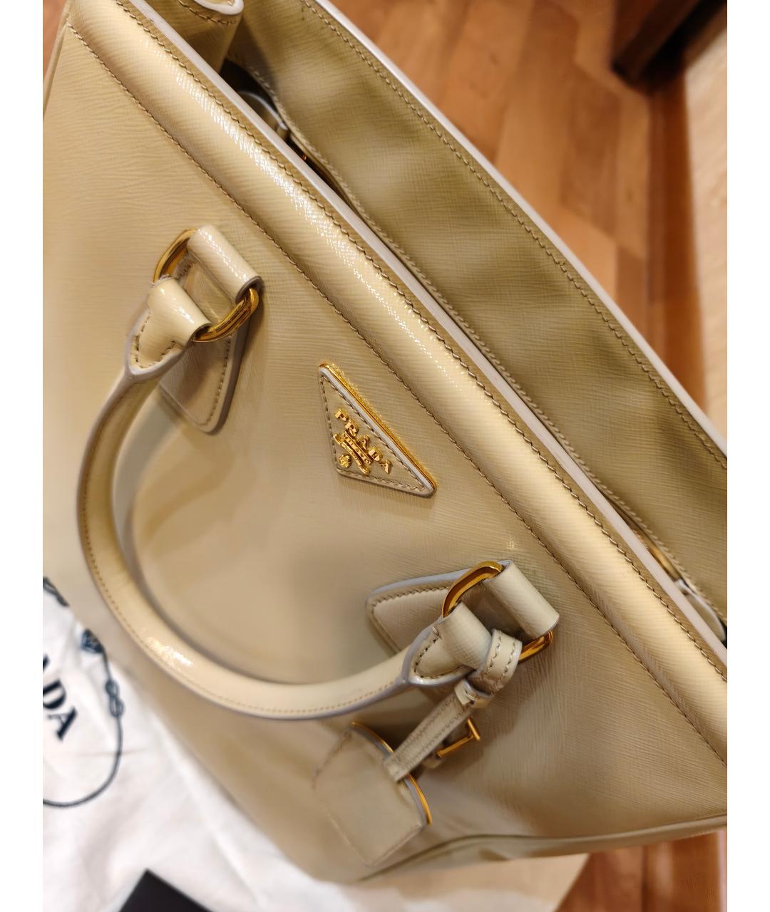 PRADA Бежевая сумка с короткими ручками из лакированной кожи, фото 3