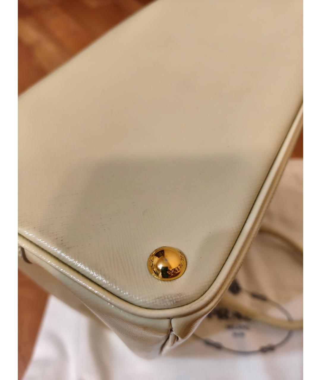 PRADA Бежевая сумка с короткими ручками из лакированной кожи, фото 6