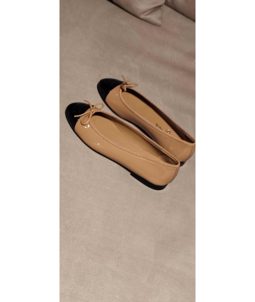 CHANEL Коричневые балетки из лакированной кожи, фото 5