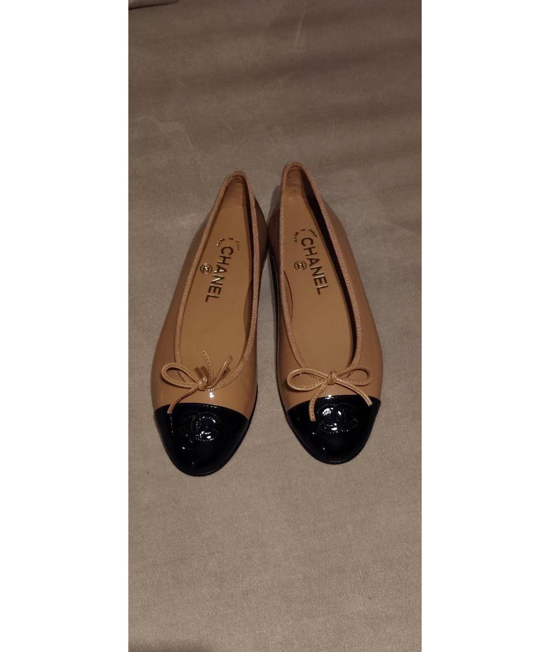 CHANEL Коричневые балетки из лакированной кожи, фото 2