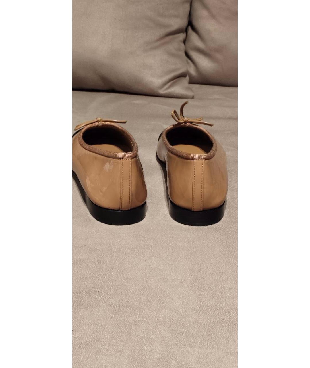 CHANEL Коричневые балетки из лакированной кожи, фото 4