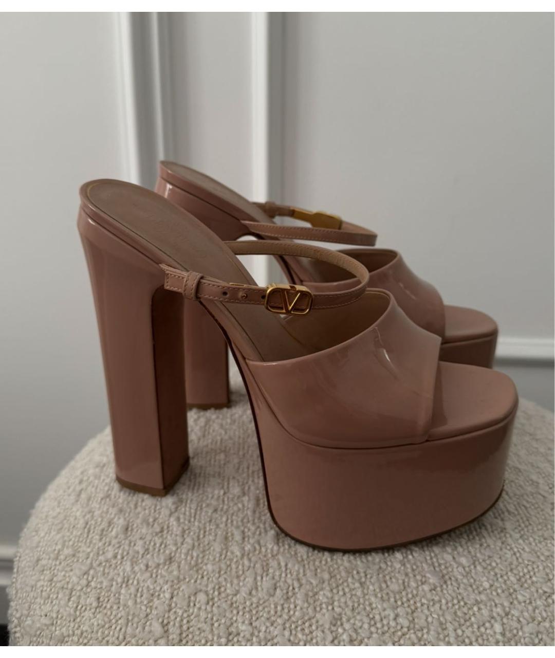 VALENTINO Бежевые босоножки из лакированной кожи, фото 5